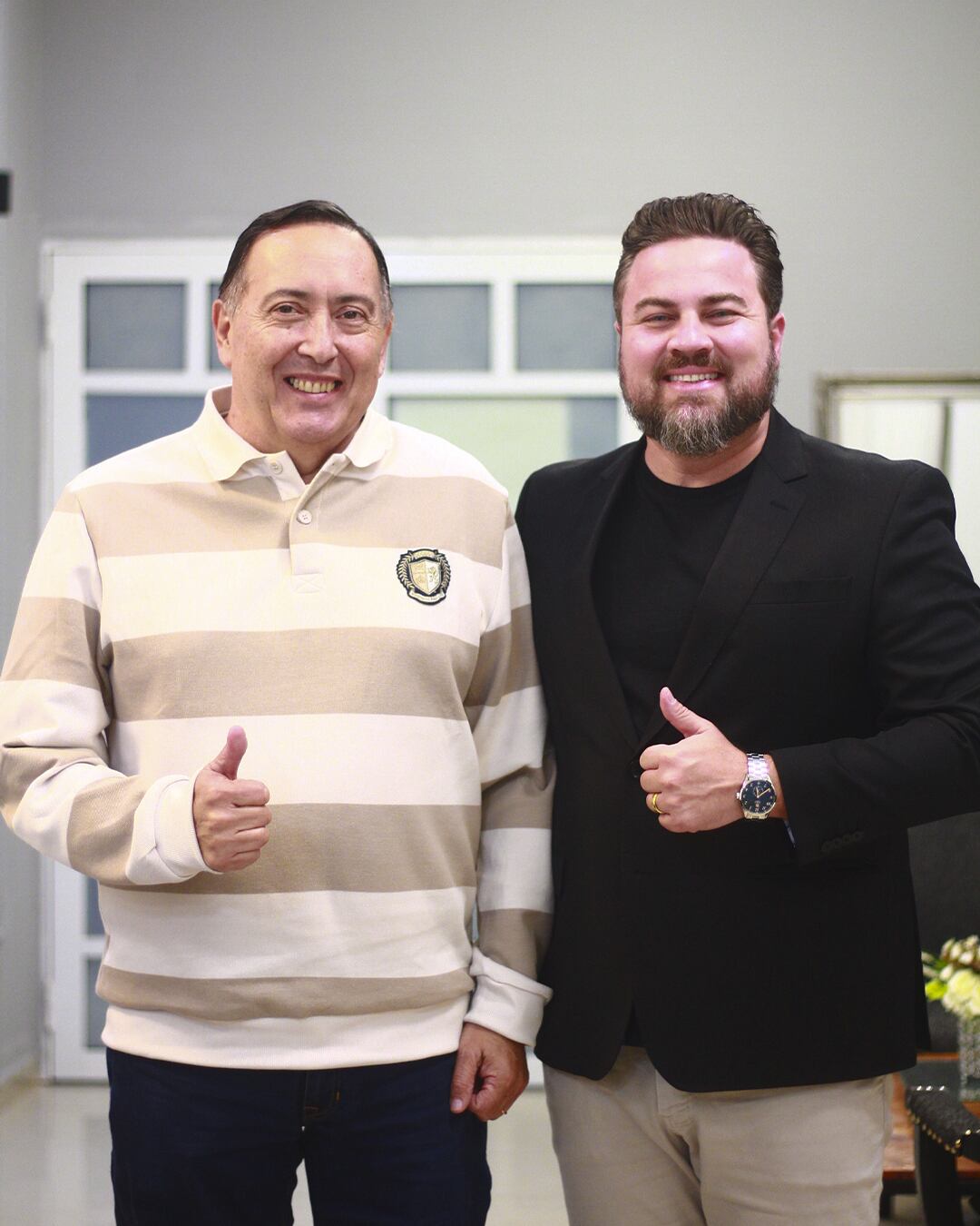 El pastor Jorge Ledesma junto al