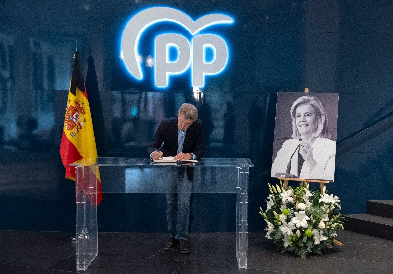 El PP instala un libro de condolencias en su sede nacional para rendir homenaje a Fátima Báñez. (Europa Press)