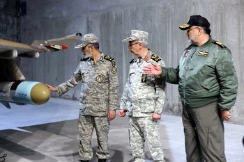 El general Mohammad Bagheri (izquierda)