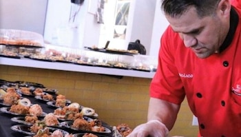 “Empecé a aprender combinar ingredientes y a afilar cuchillos, en canales de Youtube, jugaba con recetas, combinaba ingredientes, y empecé a crear mis propias recetas” (Foto: Instagram)