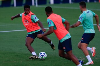 Endrick, la joya de Brasil de 17 años, en la sesión de entrenamientos de la selección verdeamarela (EFE/André Coelho)