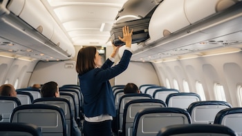Una popular aerolínea cobrará por usar los compartimentos superiores del avión: así cambiarán las reglas para el equipaje de mano
