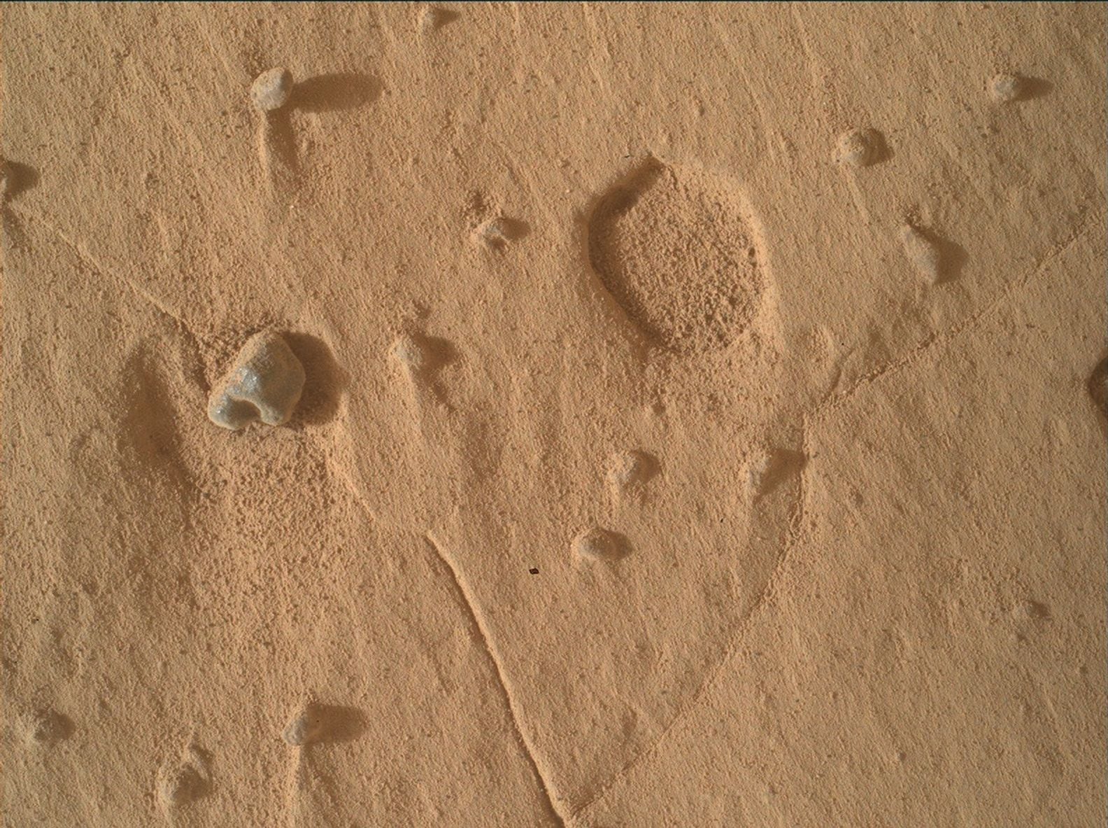 Un extraño agujero fotografiado por Curiosity el 19 de agosto de 2026. (NASA/JPL-Caltech/MSSS)