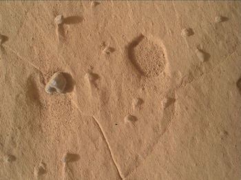 Un extraño agujero fotografiado por Curiosity el 19 de agosto de 2026. (NASA/JPL-Caltech/MSSS)