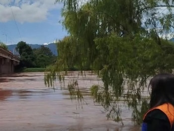 En algunas comunidades del Valle de Sula, el agua supera el metro de altura y ha dejado a familias sin sus pertenencias. (Foto: Cortesía)