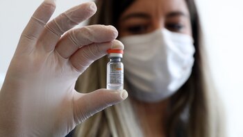 Faltan vacunas, sobran palabras