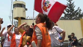La opositora peruana Keiko Fujimori fue transferida el miércoles a una prisión tras pasar la noche en una celda judicial, dejando en la orfandad a su monolítico partido, que acaba de sufrir su mayor revés electoral en dos décadas.