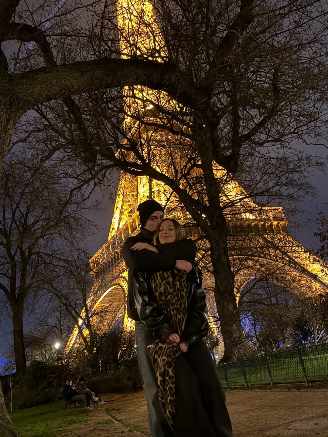Toto Otero y Camila Pardo disfrutan unas vacaciones románticas en París y Londres, compartiendo momentos íntimos y paisajes icónicos europeos