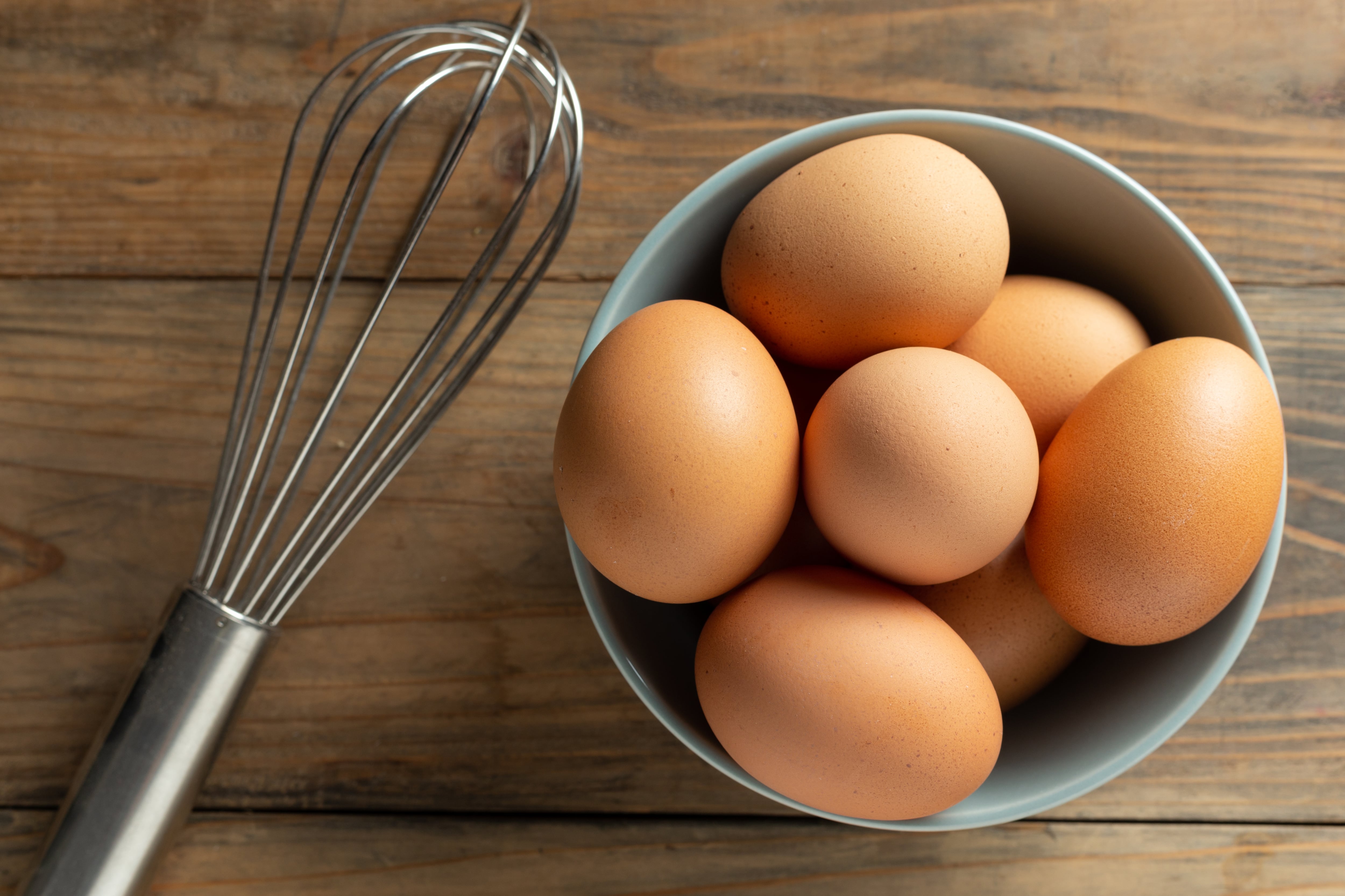 Huevos frescos en un cuenco (Magnific)