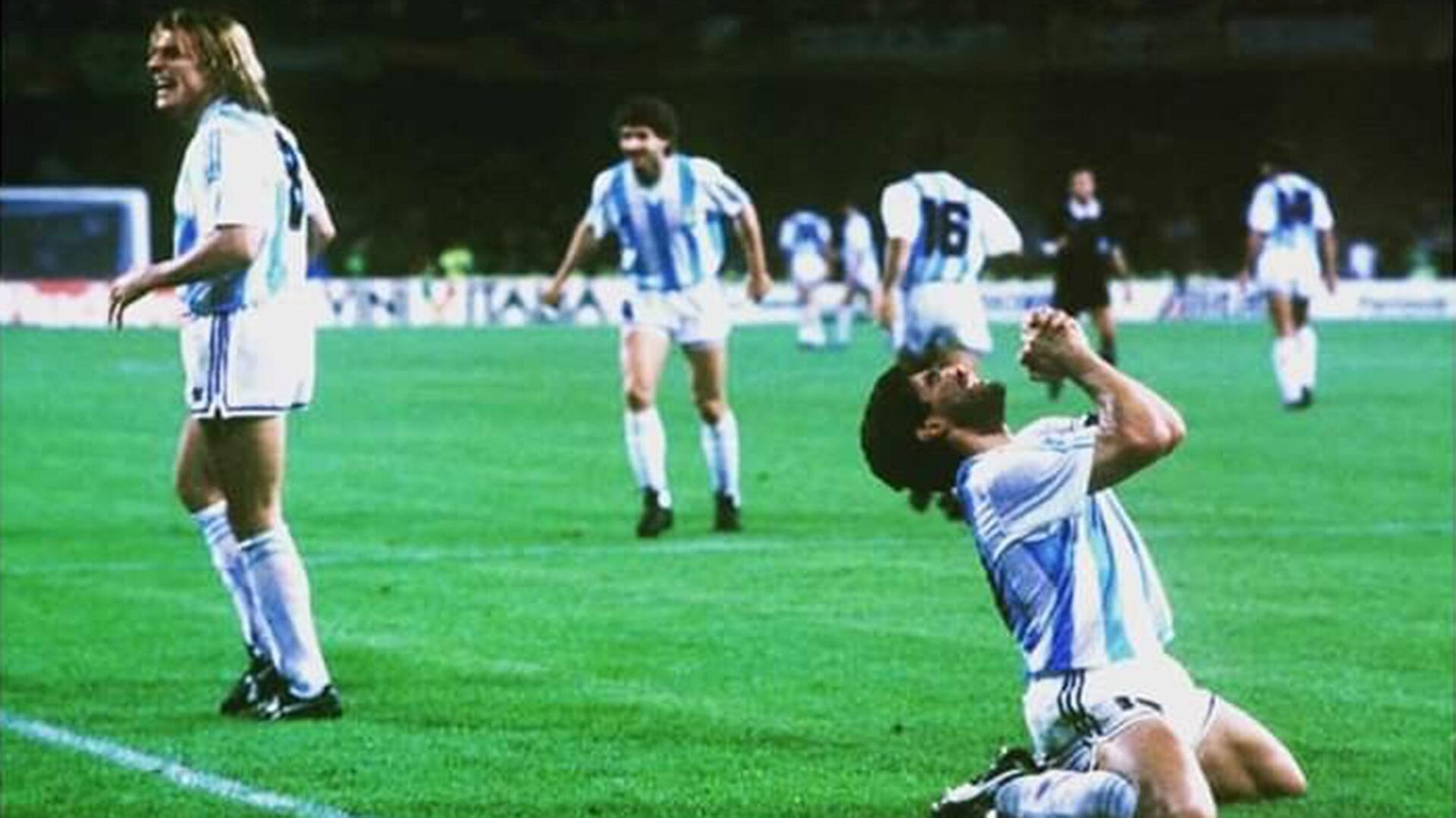 El festejo de Diego tras el gol de Monzón