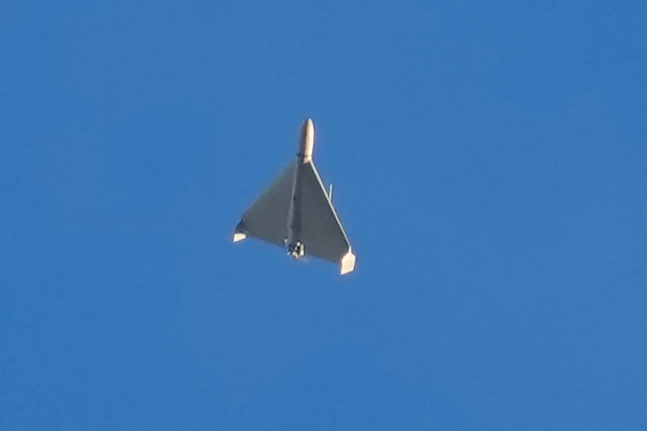 Un dron iraní Shahed lanzado por Rusia, poco antes de bombardear edificios en Kiev, Ucrania, el 17 de octubre del 2022. (AP foto/Efrem Lukatsky)