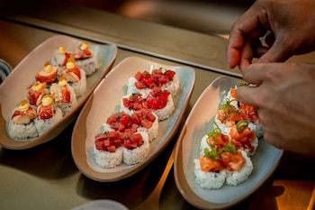 Piezas de sushi en el