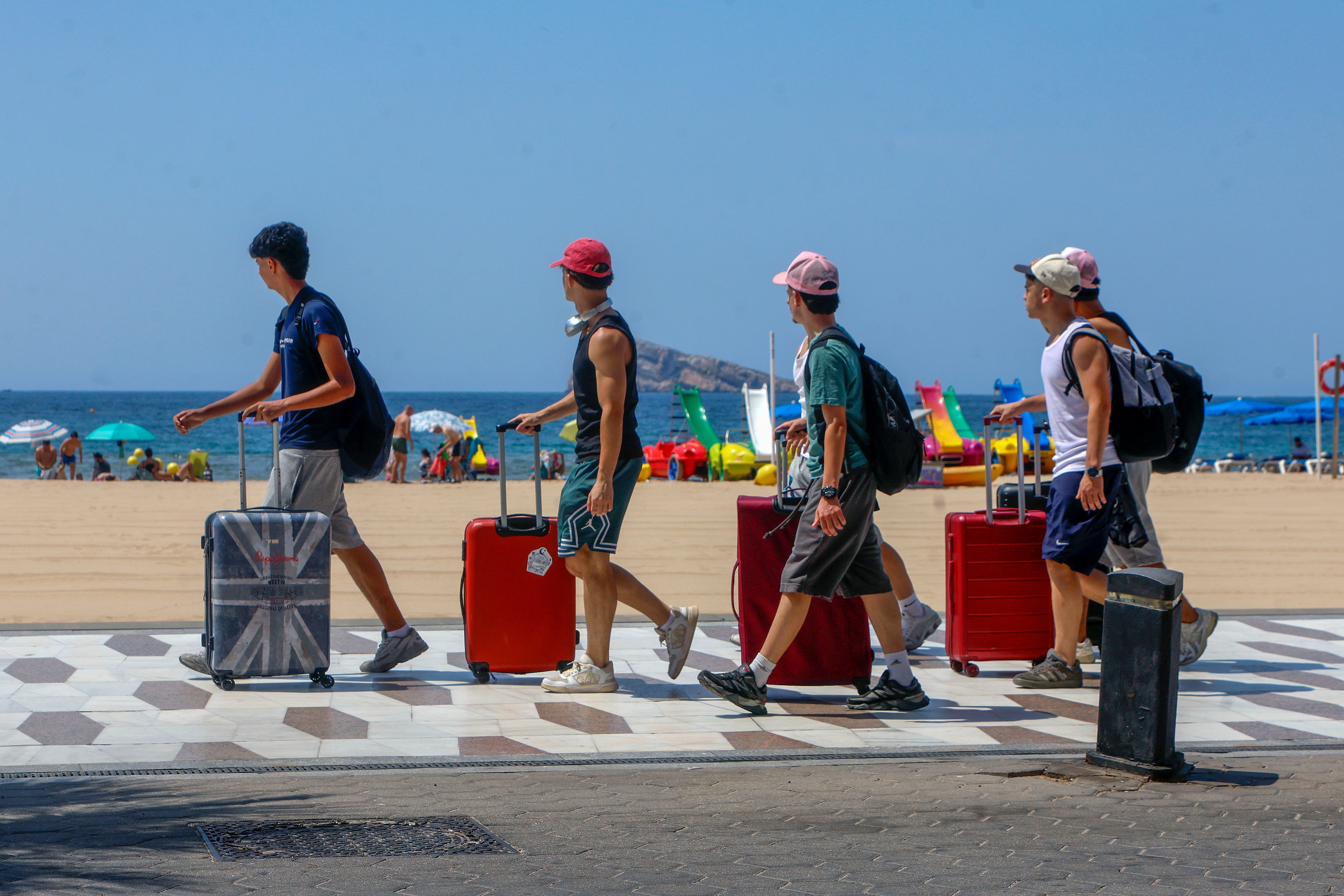 Fotografía de archivo de turistas llegando a la playa de Benidorm (Alicante). EFE/MORELL