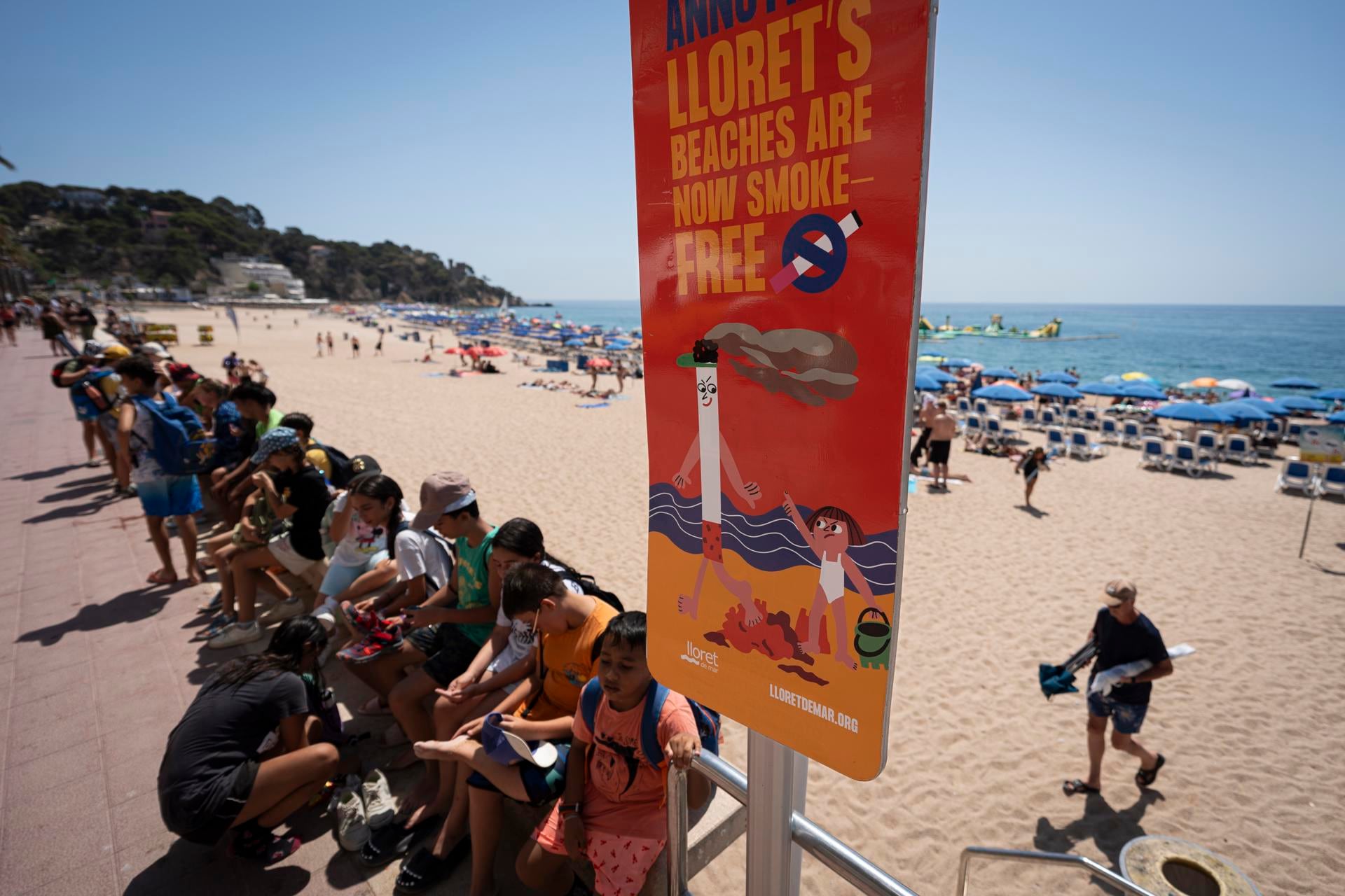 Las playas y piscinas que ya aplican la ley antitabaco: multas de hasta 1.800 euros por fumar y tirar colillas