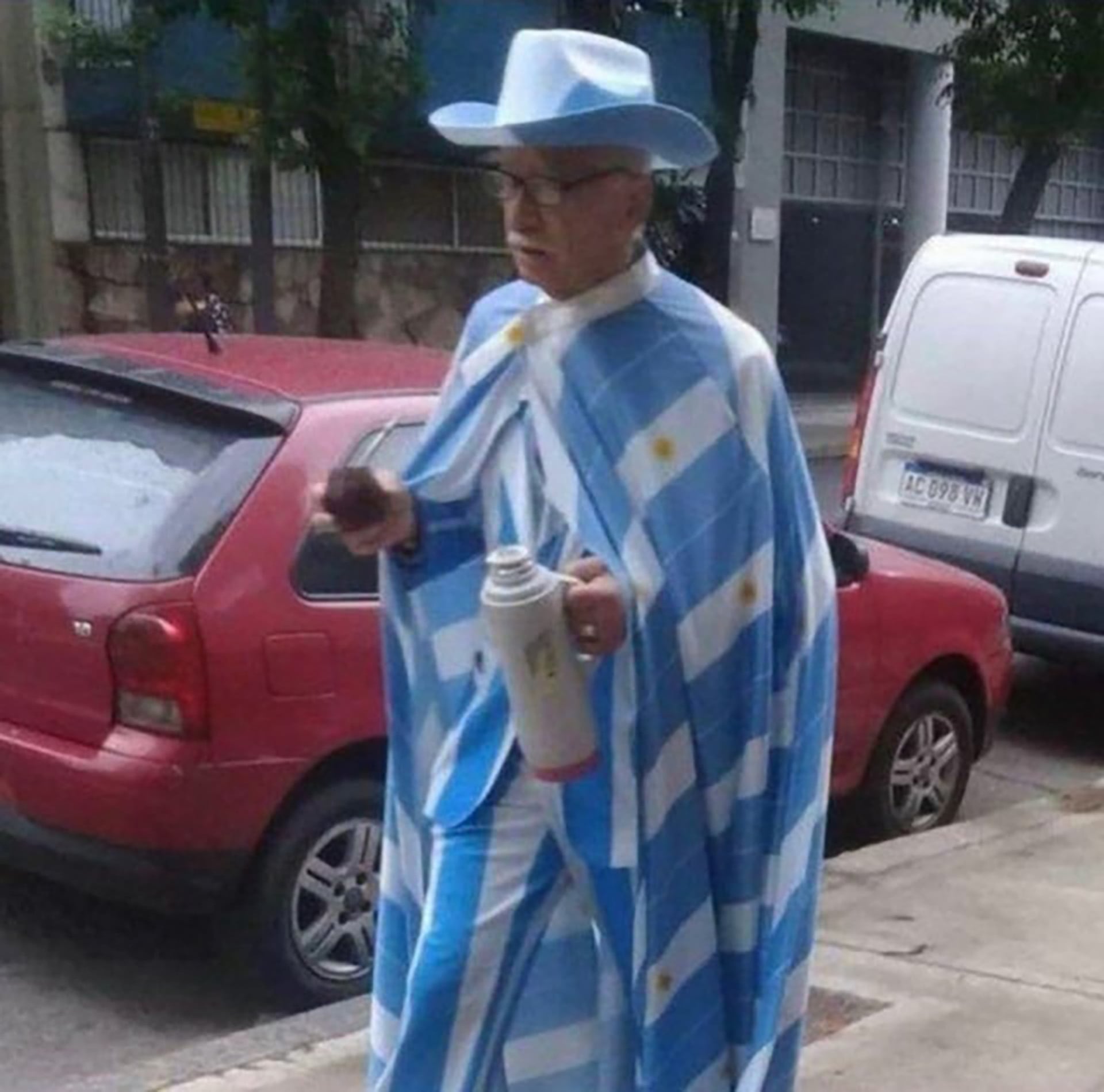 Jorge Williams se convirtió en una figura viral por votar con atuendos celeste y blanco confeccionados por él mismo
