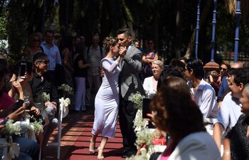 Camila y Matías entraron al altar bailando un tango y fueron aplaudidos por todos sus amigos y familiares