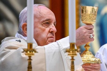 El Papa Francisco sostiene el