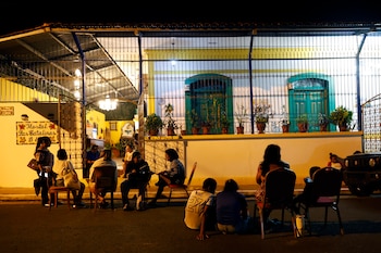 Los daños provocados por el terremoto en las provincias centrales de Panamá mantienen a numerosas familias fuera de sus viviendas mientras continúan las inspecciones. EFE/ Bienvenido Velasco