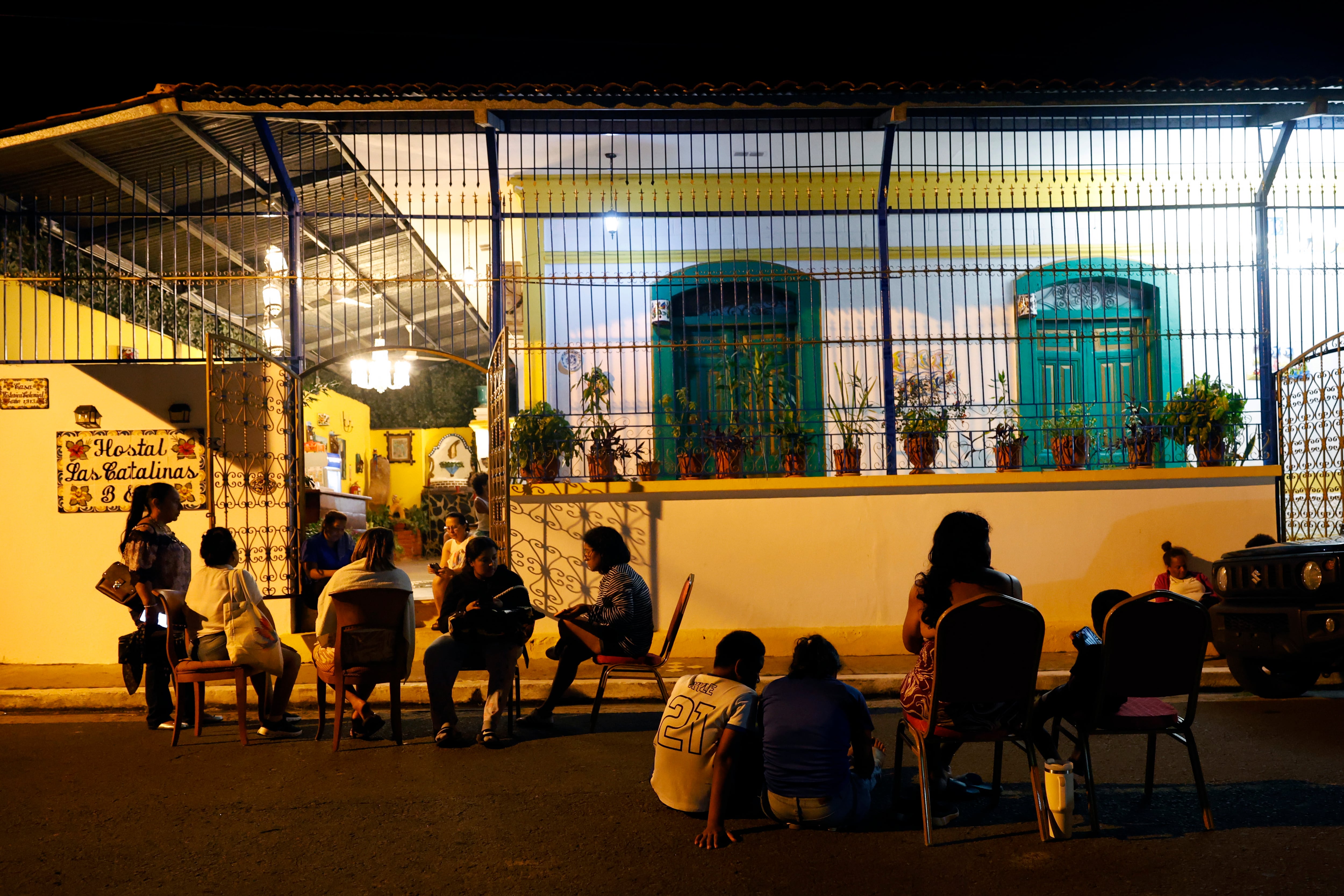 Los daños provocados por el terremoto en las provincias centrales de Panamá mantienen a numerosas familias fuera de sus viviendas mientras continúan las inspecciones. EFE/ Bienvenido Velasco