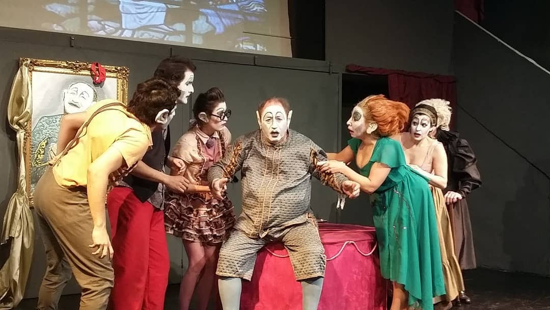 Una escena del espectáculo teatral Tartufo con Luis Margani y el elenco en el escenario