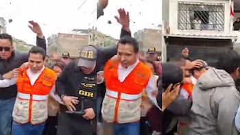 Vecinos de Villa El Salvador lanzan piedras y barro contra alcalde durante reclamos por colapso de diez buzones de desagüe
