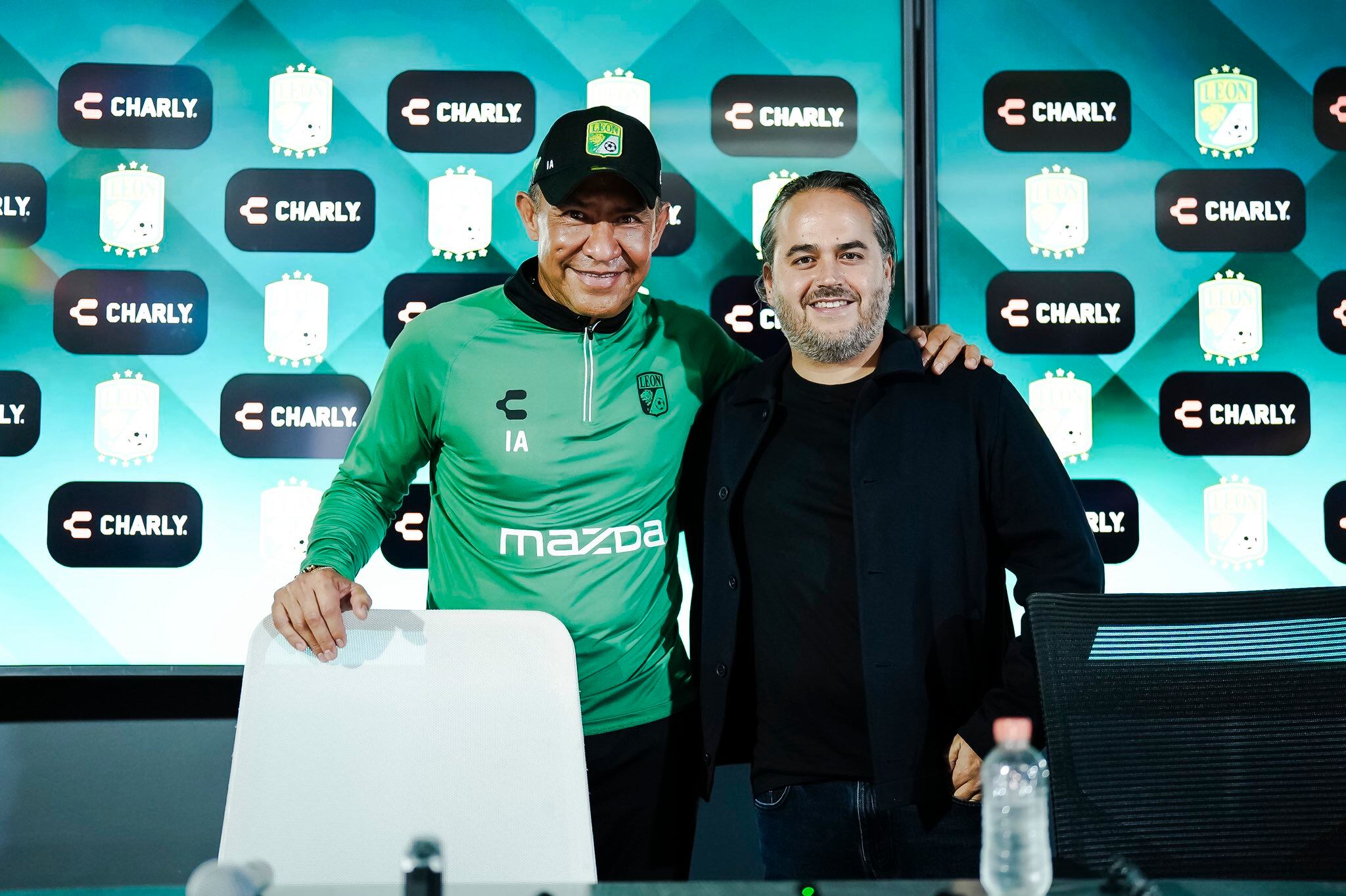 La presentación de Ambriz como técnico de León desata rumores sobre su salud y tendencia en redes sociales. Imagen cuenta de X @clubleonfc