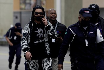 Ronaldinho ya es libre de viajar al país que quiera, siempre y cuando lo informe a la Justicia de Paraguay durante el próximo año (Reuters)