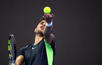 Alcaraz, en pleno servicio (REUTERS/Florence