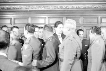 Miguel Alemán Valdés saludando a militares en Palacio Nacional con motivo de año nuevo en 1947. (INAH)