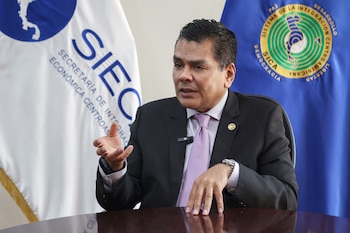 CIUDAD DE GUATEMALA (GUATEMALA), 16/06/2026.- Fotografía del 10 de junio de 2026 del nuevo secretario general del Sistema de la Integración Centroamericana (SIECA), Alden Rivera Montes, en una entrevista con EFE en Ciudad de Guatemala (Guatemala). Rivera Montes confía en el potencial de Centroamérica como bloque económico para consolidarse como un mercado importante a nivel mundial con sus 55 millones de habitantes. EFE/ Mariano Macz