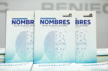 Tres ejemplares de la revista Nombres, Revista Académica del Reniec, con cubierta blanca y azul que muestra una huella dactilar y una rejilla facial