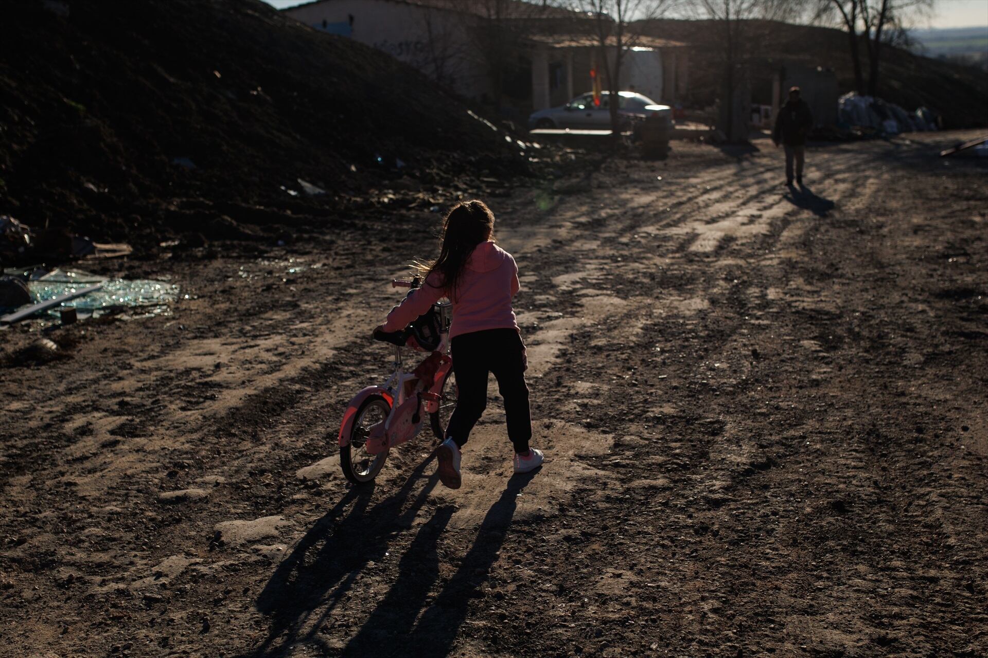 Una niña con la bici en la Cañada Real, Madrid. (Alejandro Martínez Vélez/Europa Press)