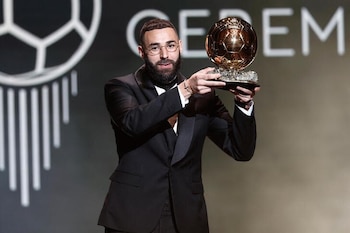 Benzema con el premio del