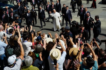 El papa León XIV abandona a pie el Congreso. (EFE/Borja Sanchez-Trillo)