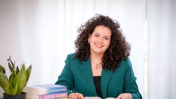Inma Rubiales reescribe su primera novela, 'Un amigo gratis', que publicó a los 14 años y vuelve a salir a la venta