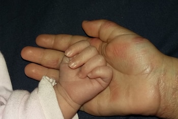 La mano de una persona