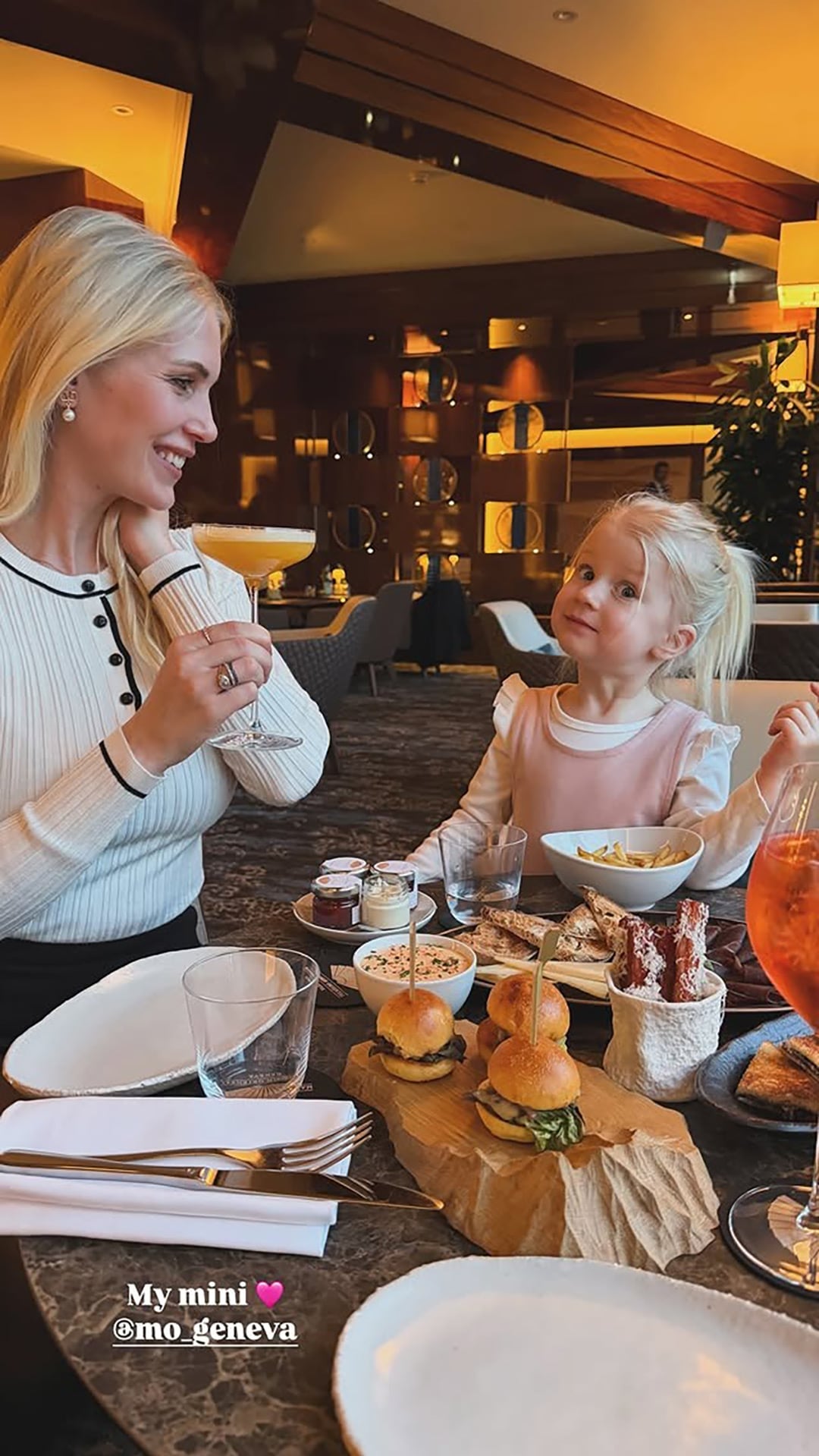 Daniela Christiansson y su hija comparten una comida en el exclusivo hotel de lujo de Ginebra donde se alojan, disfrutando de un momento familiar