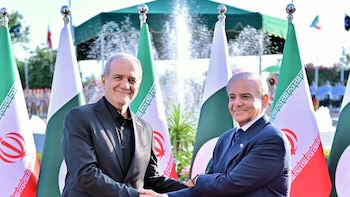 Sharif traslada a Pezeshkian que quiere mediar entre Irán y EEUU "hasta" que alcancen una "paz duradera"