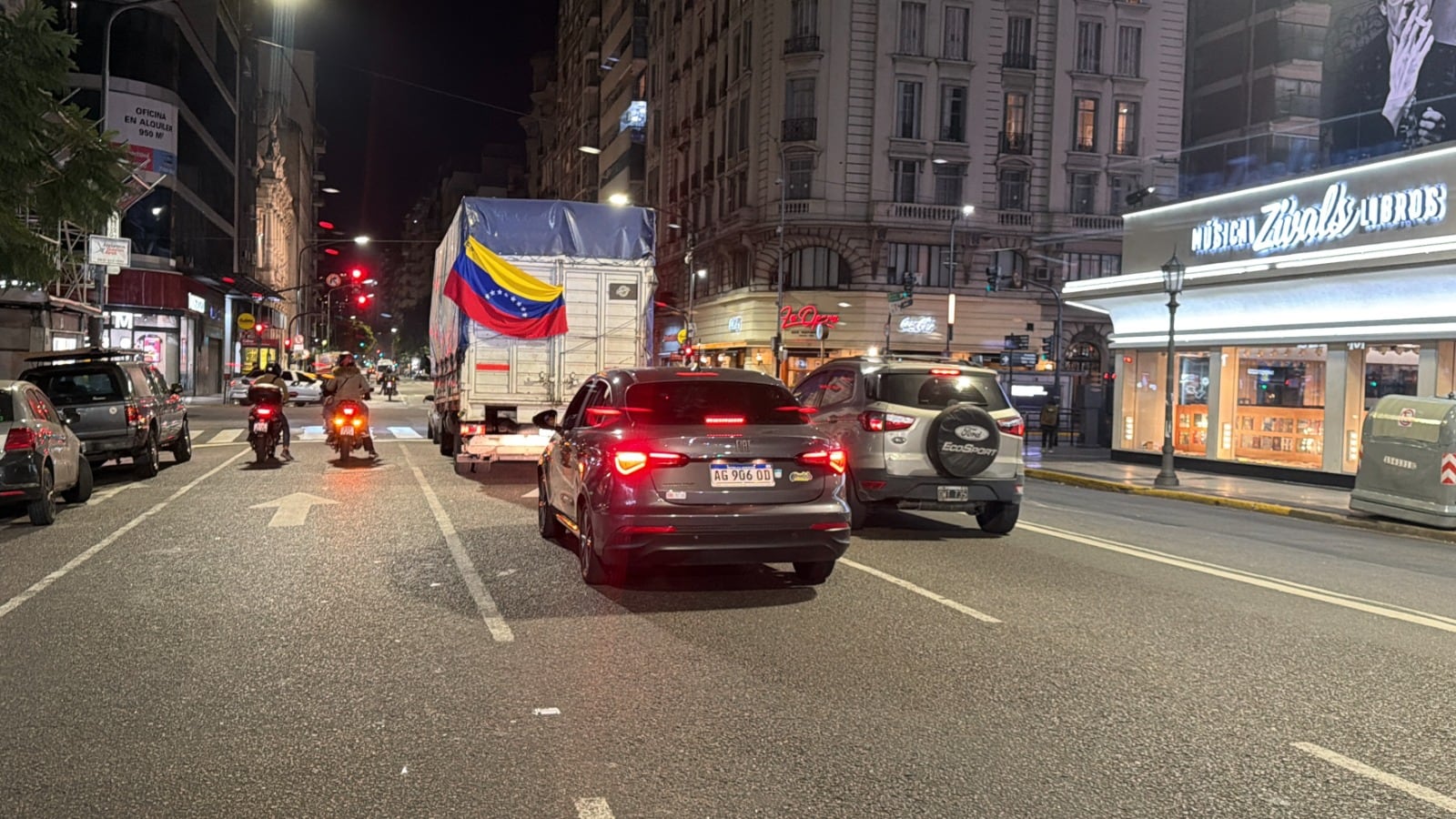 Dos camiones partieron para la Asociación de Enfermeros venezolanos en Argentina