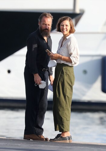 Celebrities-en-un-clic-Maggie-Gyllenhaal-&-Husband-Peter-Sarsgaard--14102020