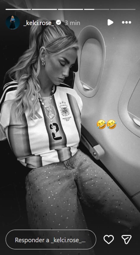 La futbolista aprovechó las horas de vuelo para intentar descansar antes de la emoción del partido ante Egipto