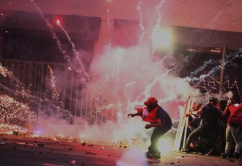 Los manifestantes lanzaron bombardas y