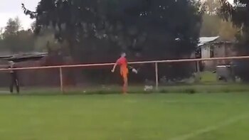 El futbolista pateó a la