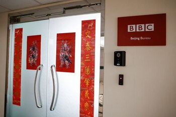 Un cartel con el logotipo