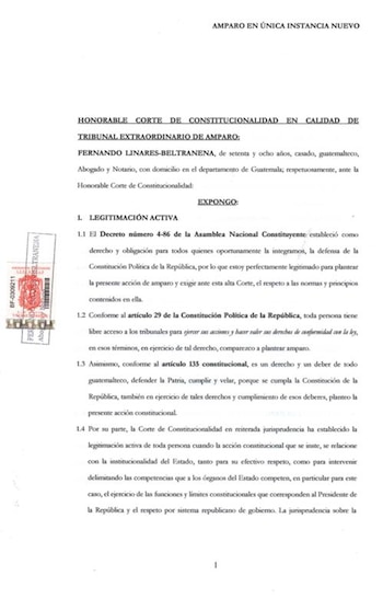 Una hoja de papel blanco con texto impreso en español que describe un recurso de amparo, con un sello o timbre rojo y blanco visible en el margen izquierdo