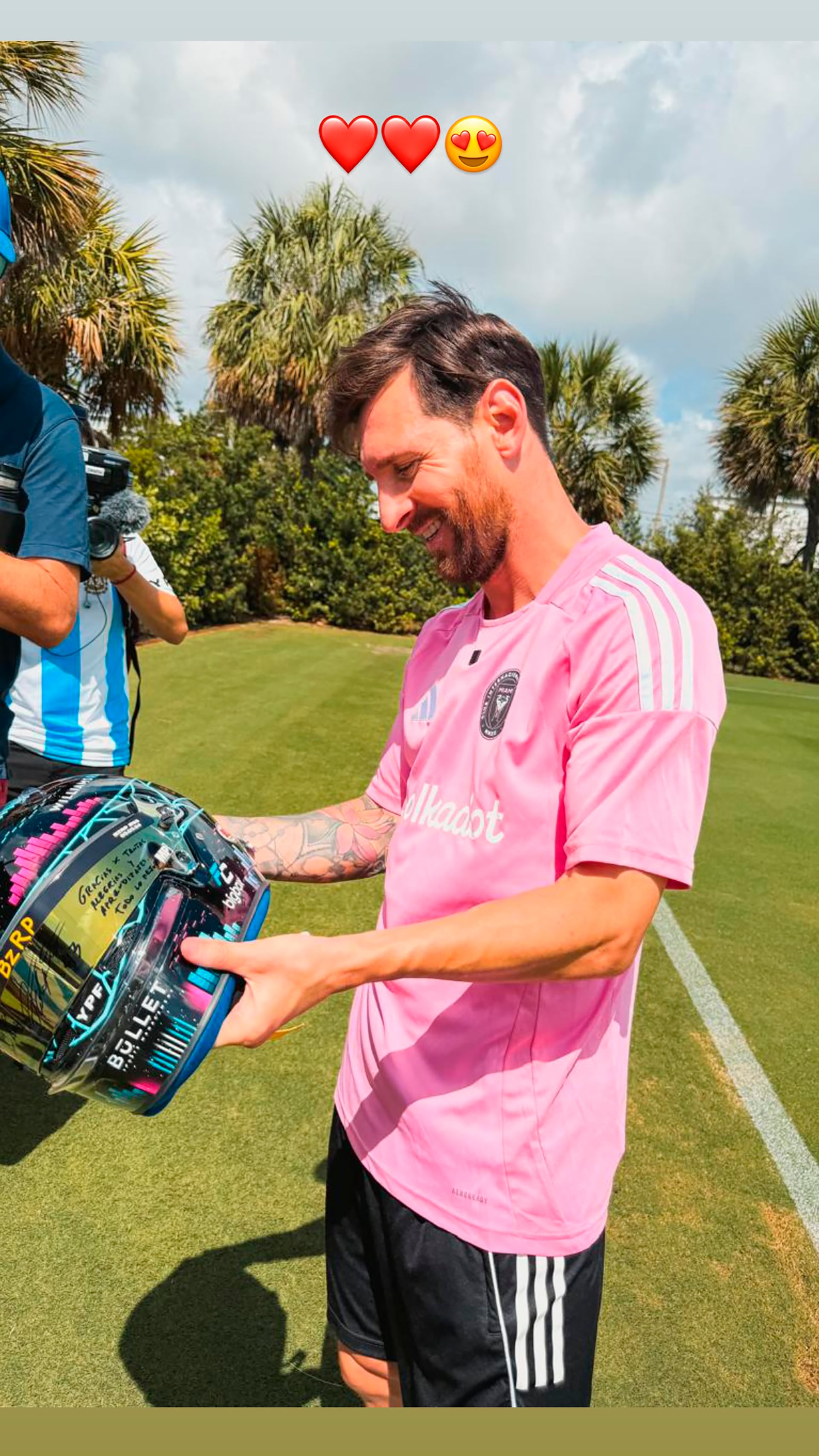 Messi con un casco que le regaló Colapinto