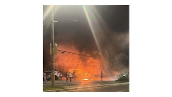 Según imágenes que circulan en redes sociales, la comunidad fue la primera en atender la emergencia - crédito La Voz de Girardot Y de la Región / Facebook