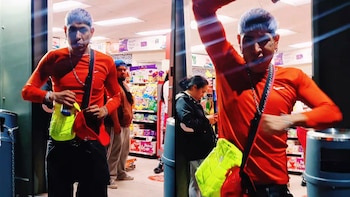 Joven reggaetonero baila famosa canción