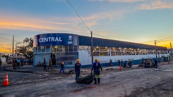 Entre rieles y accesos sepultados: así fue la recuperación histórica del Mercado Central en San Salvador