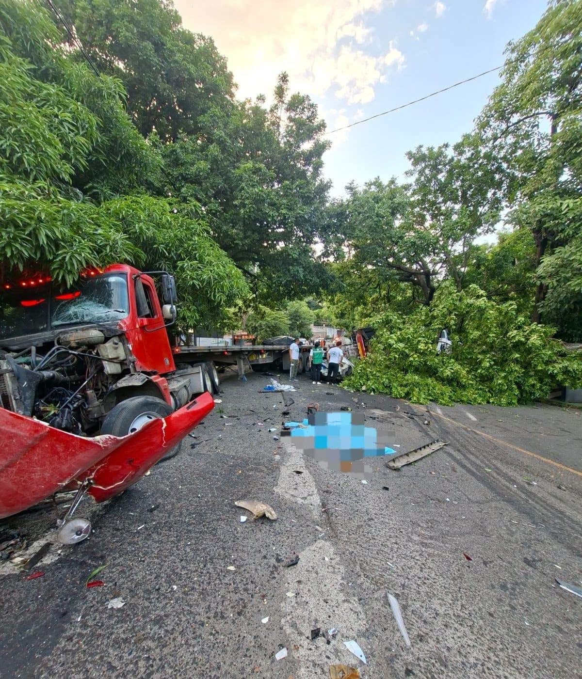 La colisión en la carretera Litoral, en El Zunsal de La Libertad Costa, involucró dos camiones de carga y un sedán. (Foto cortesía)